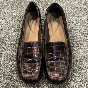 Clark’s Brown Vegan Crocodile Loafers Size 10
